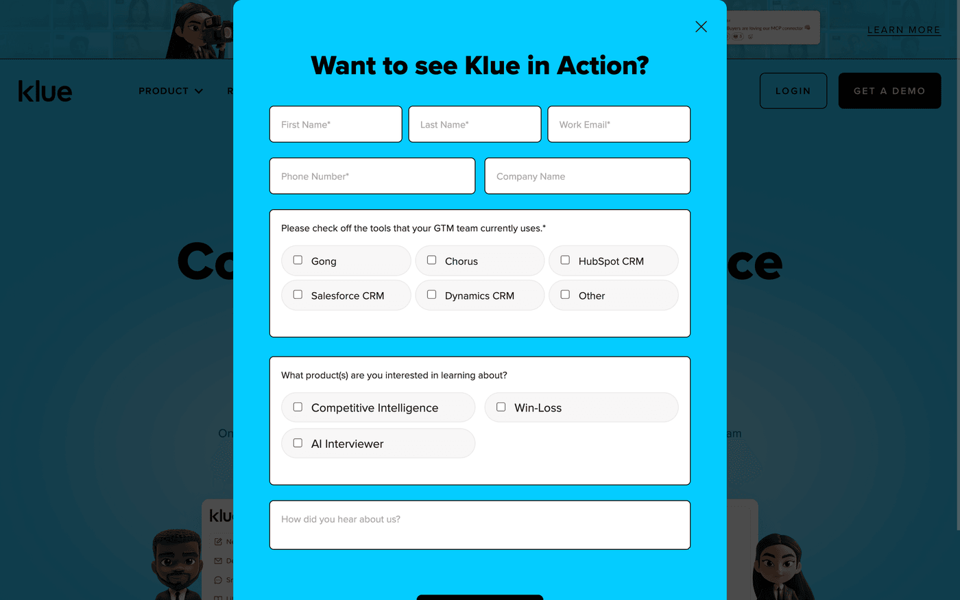 Das Demo-Anfragefenster von Klue, „Want to see Klue in Action?“: Bevor Sie das Produkt oder einen Preis sehen, geben Sie Namen, Arbeits-E-Mail, Telefonnummer, das CRM Ihres Teams und die gewünschten Produkte heraus.