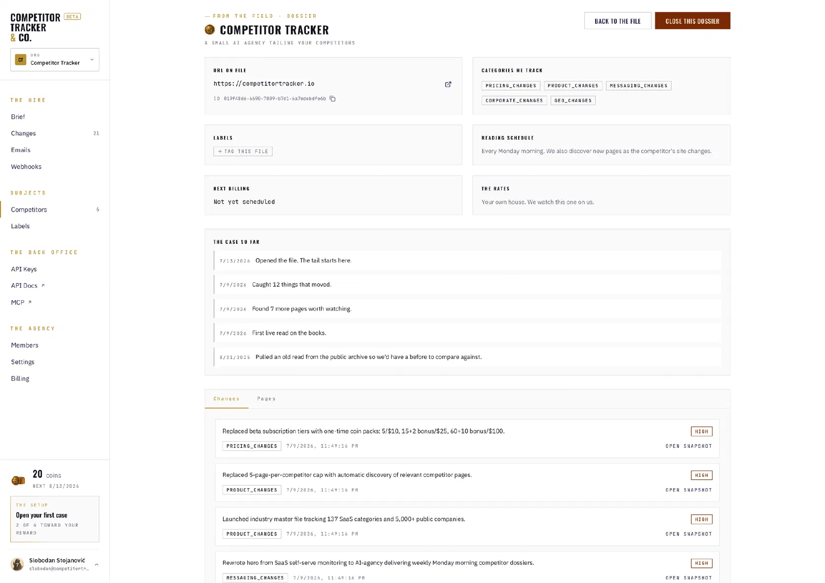 Die Detailseite einer beobachteten Firma in Competitor Tracker, deren Fall-Timeline die aus dem öffentlichen Webarchiv geholte Archiv-Basislinie zeigt.